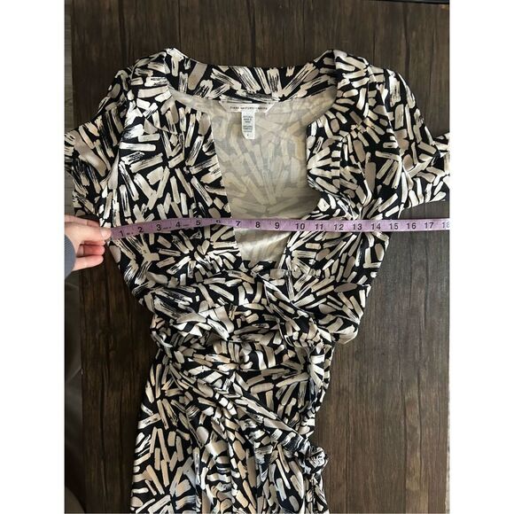 Diane Von Fursteberg Black Cream All OVer Print Silk Wrap Mini Dress Size 2 - Picture 14 of 14